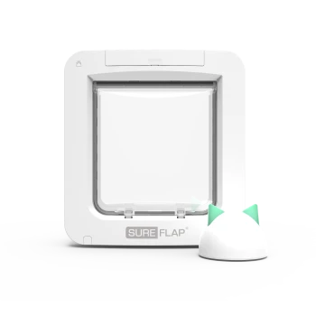Porte pour animaux SureFlap avec un clapet transparent et une base blanche, accompagnée d'une petite étiquette de collier RFID blanche et verte.
