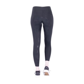 Schwarze Leggings mit einem strukturierten Mesh-Design auf der Rückseite, getragen mit schwarz-weißen Sneakers, die einen sportlichen Look zeigen.