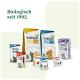 Yarrah Bio-Katzenfutterprodukte, einschließlich Trockenfuttertüten, Dosenfutter und Leckerlis, mit dem Text "Biologisch seit 1992."