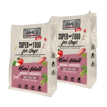 Zwei Beutel von MAC's Super Food für Hunde, beschriftet mit "Mini Adult" mit Truthahn und Süßkartoffel. Zutaten umfassen Süßkartoffeln, Apfel und Spinat.