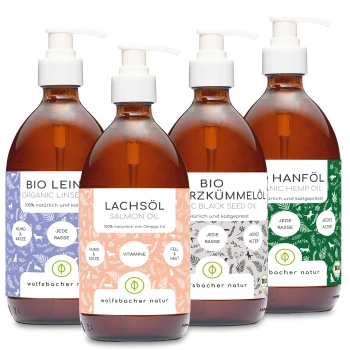 Vier Flaschen Tieröl: Bio-Leinsamenöl, Lachsöl, Schwarzkümmelöl und Hanföl, jeweils mit Pumpenspendern und Zutatenetiketten.