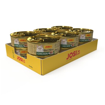 Tray mit 12 Dosen JosiCat Finest Mousse Nassfutter für Katzen mit Hühnergeschmack, je 85g, mit Katzenbild auf dem Etikett.