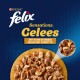 Felix Sensations Gelees Katzenfutter mit Hähnchen in Gelee mit Karotten, auf einem gelben Teller mit einer Nahaufnahme dargestellt.