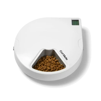 Weißer automatischer Katzenfutterspender mit digitalem Display und grauem Futternapf, mit der Aufschrift "Cat Mate" an der Seite.