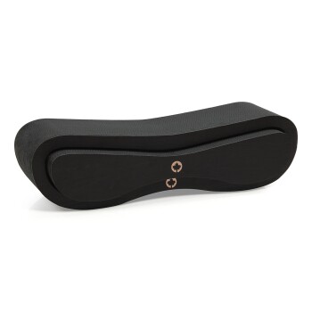 Schwarzes Holz-Haustierbett mit einem eleganten, geschwungenen Design und strukturierter Oberfläche, mit einem subtilen Logo an der Unterseite.