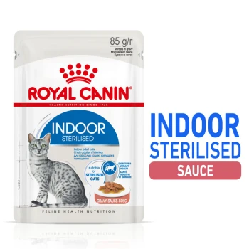 Pochette de nourriture pour chats Royal Canin Indoor Sterilised, présentant une illustration de chat gris, étiquetée "85 g/r" et "convient aux chats stérilisés" avec sauce.