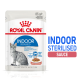 Pochette de nourriture pour chats Royal Canin Indoor Sterilised, présentant une illustration de chat gris, étiquetée "85 g/r" et "convient aux chats stérilisés" avec sauce.