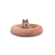 Ein gemütliches, rundes, pinkes Haustierbett mit einer weichen, flauschigen Textur, in dem ein Hund bequem ruht.
