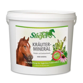 Weißer Eimer mit der Aufschrift "Stiefel Kräuter-Mineral" mit einem Pferdekopf, der ein Kräuterergänzungsmittel zur Verbesserung des täglichen Futters anzeigt.