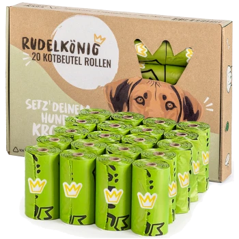 Grüne kompostierbare Hundekotbeutel, gestapelt vor einem Karton mit der Aufschrift "RudelKönig POOP BAGS," mit verspielten Illustrationen.