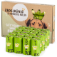 Grüne kompostierbare Hundekotbeutel, gestapelt vor einem Karton mit der Aufschrift "RudelKönig POOP BAGS," mit verspielten Illustrationen.