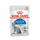 Royal Canin Indoor Sterilised Katzenfutterbeutel, 85g, für sterilisierten Katzen, fördert die Verdauungs- und Harnwegsgesundheit, mit einer grauen getigerten Katze.