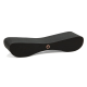 Schwarze Holzhaustierrampe mit strukturierter Oberfläche, mit einem kleinen Logo eines Ahornblattes.