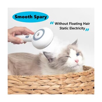 Handsprühgerät sprüht Katze im Korb an; Beschriftung: 'Smooth Spary' und 'Without Floating Hair Static Electricity'.