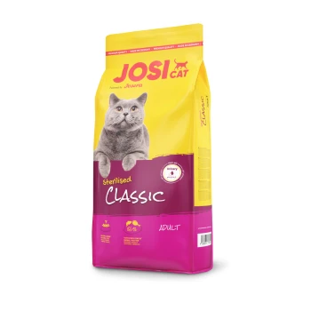 Eine Tüte Josi Cat Sterilised Classic Katzenfutter mit einer grauen Katze auf gelber und rosa Verpackung, beschriftet mit 'Erwachsene' und '86% tierisches Protein.'