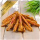 Premium-Haustierleckerlis, die auf einer Holzoberfläche gestapelt sind, mit einem dekorativen grünen Gras-Hintergrund und einem goldenen "PREMIUM"-Label.