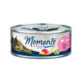 Dose mit Katzenfutter, die eine getigerte Katze zeigt, beschriftet mit "Moments to enjoy," mit einem rosa Kreis, der "Huhn & Thunfisch" angibt.