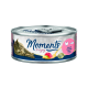 Dose mit Katzenfutter, die eine getigerte Katze zeigt, beschriftet mit "Moments to enjoy," mit einem rosa Kreis, der "Huhn & Thunfisch" angibt.
