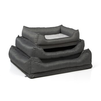 Drei gestapelte Haustierbetten in verschiedenen Größen, alle aus einem dunkelgrauen Stoff mit plüschigen Innenräumen.