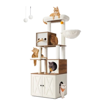 Ein mehrstöckiger Kratzbaum für Katzen mit einer orangefarbenen Tabby-Katze oben, einer grauen Katze, die spielt, und einer weißen Katze, die aus einem Versteck schaut, plus Kratzsäulen und Spielzeug.