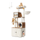 Ein mehrstöckiger Kratzbaum für Katzen mit einer orangefarbenen Tabby-Katze oben, einer grauen Katze, die spielt, und einer weißen Katze, die aus einem Versteck schaut, plus Kratzsäulen und Spielzeug.