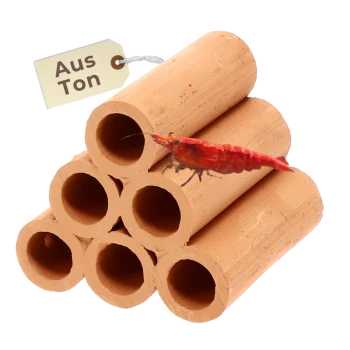 Stapel aus sechs terrakottafarbenen Röhrenverstecken für Garnelen, oben eine rote Cherry-Garnele; Anhänger mit der Aufschrift 'Aus Ton'