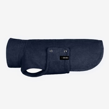 Marineblauer Hundemantel mit weicher Textur, mit einem Riemen mit zwei Metallknöpfen und einem Etikett, das "THE DOG IDEA" liest.