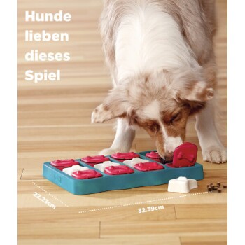 Ein Hund, der mit einem Puzzle-Spielzeug auf einem Holzboden spielt, mit dem Text "Hunde lieben dieses Spiel" und den Abmessungen 22,23 cm x 32,39 cm.