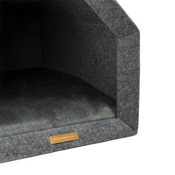 Ein gemütliches, graues Haustierhaus aus Filzmaterial mit einem weichen, dunklen Kissen innen, mit einem Etikett, das "rexproduct.com" liest.