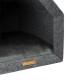 Ein gemütliches, graues Haustierhaus aus Filzmaterial mit einem weichen, dunklen Kissen innen, mit einem Etikett, das "rexproduct.com" liest.