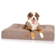 Ein glücklicher Australian Shepherd-Hund mit herausgestreckter Zunge sitzt auf einem plüschigen, beigen Hundebett, mit einem Lederanhänger, auf dem "KNUFFELWUFF" steht.