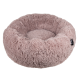 Flauschiges rundes Haustierbett in sanftem Rosa, mit einer plüschigen Textur und einem kleinen schwarzen Etikett mit einem Logo an der Seite.