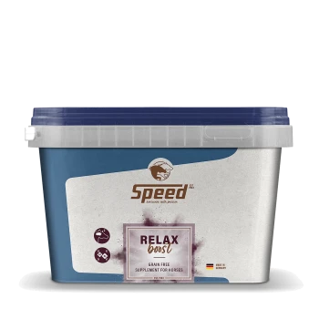 Behälter von "Speed Relax Boost," einem getreidefreien Ergänzungsmittel für Pferde, mit einem blauen Deckel und einem Etikett mit Produktdetails.