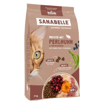 Verpackung für Katzenfutter mit dem Gesicht einer Katze, Marke "SANABELLE," mit "Indoor mit Perlhuhn & Preiselbeeren," hebt "Crispy" und "Meaty" hervor.