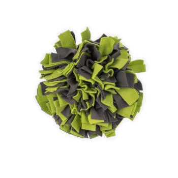 Ein rundes, flauschiges Haustierspielzeug aus grünem und grauem Filz, das wie ein Pom-Pom aussieht, entworfen für Hunde zum Spielen.