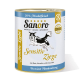 Dosen-Hundefutter mit der Bezeichnung "Sanoro Sensitiv Ziege" und einer schwarz-weißen Hundillustration, mit Zutaten Reis, Karotte und Zucchini.