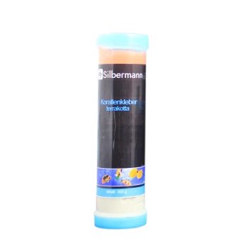 Eine zylindrische Tube mit Korallenkleber, beschriftet "Korallenkleber terrakotta" von Silbermann, mit 300 g, mit bunten Fischgrafiken.