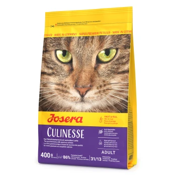 Eine Tüte Josera Culinesse Katzenfutter mit einer Nahaufnahme des Gesichts einer Katze, mit Text, der Vorteile für Haut und Fell sowie Nährstoffdetails hervorhebt.