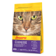 Eine Tüte Josera Culinesse Katzenfutter mit einer Nahaufnahme des Gesichts einer Katze, mit Text, der Vorteile für Haut und Fell sowie Nährstoffdetails hervorhebt.