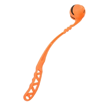 Jouet pour animaux orange avec une longue poignée et une balle à l'extrémité, conçu pour jouer à rapporter avec des chiens.