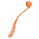 Ein orangefarbenes Haustierspielzeug mit einem langen Griff und einem Ball am Ende, entworfen für das Apportieren mit Hunden.