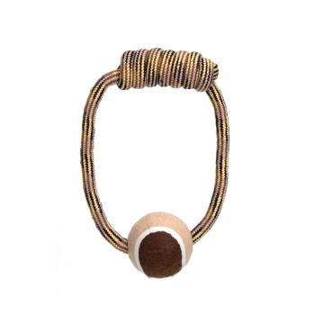 Ein Hundespielzeug mit einem strukturierten Seilgriff und einem weichen, runden Ball am Ende, entworfen für Apportieren und Ziehen.