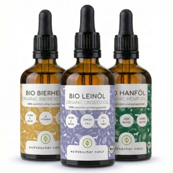 Drei Flaschen mit Haustierergänzungen: Bio-Hanföl, Bio-Leinsamenöl und Bierhefe, jede mit Zutaten und Vorteilen beschriftet.