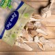 Eine Tüte Lyra Nature Power Haustierleckerlis ist teilweise geöffnet und zeigt mehrere getrocknete Kaninchenohren, die auf einer Holzoberfläche verstreut sind.