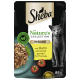 Sheba Nature's Collection Katzenfutterbeutel, 85g, mit Huhn in Sauce, garniert mit Tomaten und Leinsamenöl, mit einem Katzenbild.