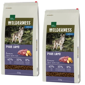 Zwei 12 kg Tüten Real Nature Wilderness Adult Hundefutter, "Pure Lamb," mit einem Wolf im Wald. Enthält 65% Lamm, 35% Früchte/Gemüse, 0% Getreide.