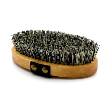 Klassische Hundebürste Naturfibre Eine Holz-Haustierpflegebürste mit dichten schwarzen und beigen Borsten, mit einem schwarzen Riemen mit zwei goldenen Knöpfen.