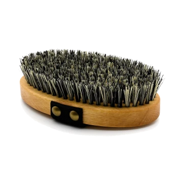 Eine Holz-Haustierpflegebürste mit dichten schwarzen und beigen Borsten, mit einem schwarzen Riemen mit zwei goldenen Knöpfen.