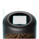 Oberseite eines schwarzen automatischen Haustierfutterspenders mit rechteckigem Filter im Deckel, darunter sichtbares Trockenfutter und oben das Wort 'Fresh'.