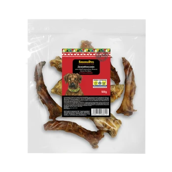 Durchsichtiger wiederverschließbarer Beutel mit SavannaDog 500 g hypoallergenen Straußenhalsknochen als Hundesnacks; rotes Etikett mit Hunde-Porträt 'ZEHENKNOCHEN'.